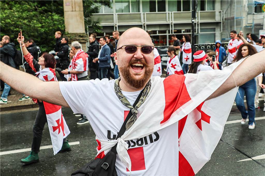 Vor dem Spiel Georgien gegen Türkei feierten die georgischen Fans in Dortmund am Alten Markt und im Westpark, bevor sie geschlossen zum Stadion marschierten und dabei weiterfeierten. Vielen hüllten sich in die georgische Flagge.