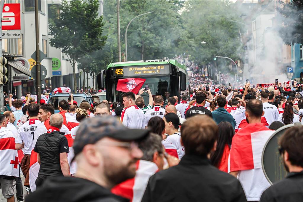 Vor dem Spiel Georgien gegen Türkei feierten die georgischen Fans in Dortmund am Alten Markt und im Westpark, bevor sie geschlossen zum Stadion marschierten und dabei weiterfeierten. Vielen hüllten sich in die georgische Flagge.