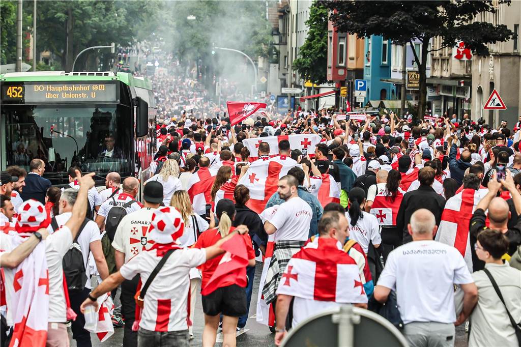 Vor dem Spiel Georgien gegen Türkei feierten die georgischen Fans in Dortmund am Alten Markt und im Westpark, bevor sie geschlossen zum Stadion marschierten und dabei weiterfeierten. Vielen hüllten sich in die georgische Flagge.