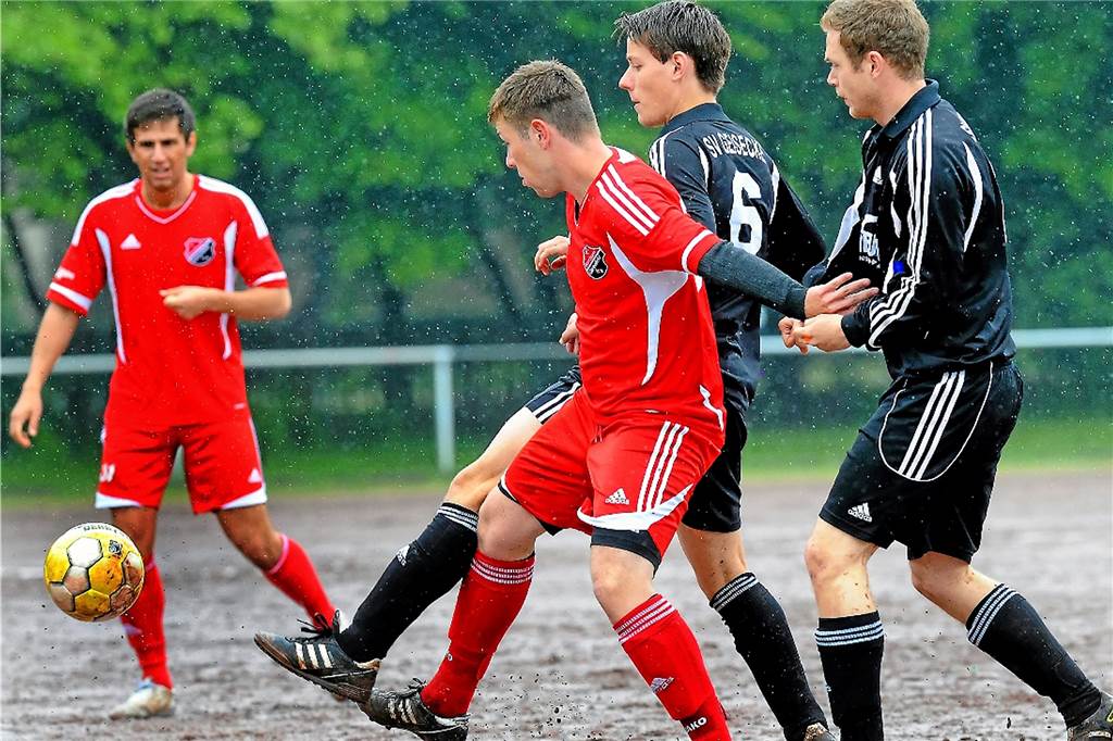 Derby-Hitparade: Zehn-Tore-Spektakel auf Asche, das einen Abstieg besiegelte Georgis Ntontos, Sascha Krieger, Tim Fischer und Martin Baumdick (v. li.) lieferten sich beim 5:5-Remis zwischen dem Geisecker SV und dem SC Berchum/Garenfeld im Juni 2012 ein packendes Derby.