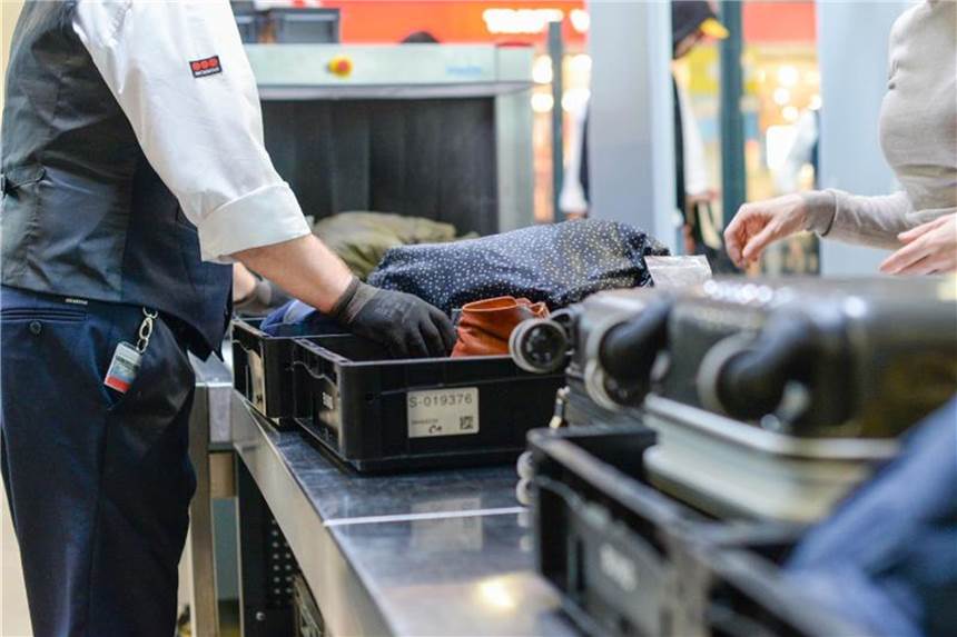 Neue Sicherheitskontrolllinien in Tegel ab Montag Gepäckkontrollen am Flughafen Tegel. Foto: Jens Kalaene