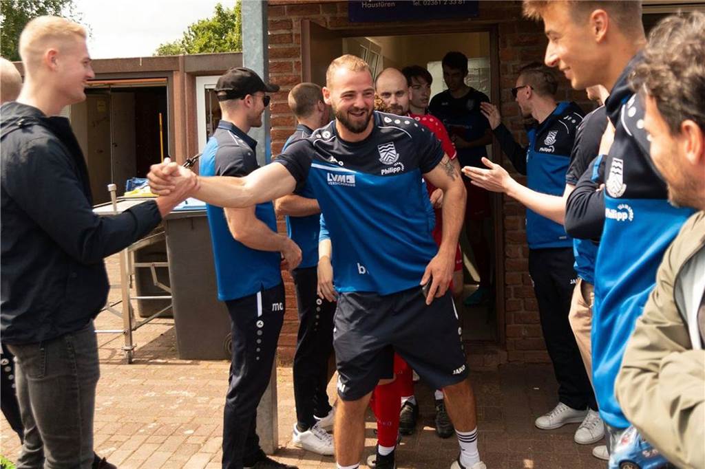 „Haben verdutzt geguckt“: Flaesheimer mit kuriosem Aufstiegs-„Diebstahl“ bei Hochlar Geplant war die Aktion, ein Stück Rasen vom Aufstiegsspiel mitzunehmen, nicht, sagt Flaesheims Björn Winkelbeiner.