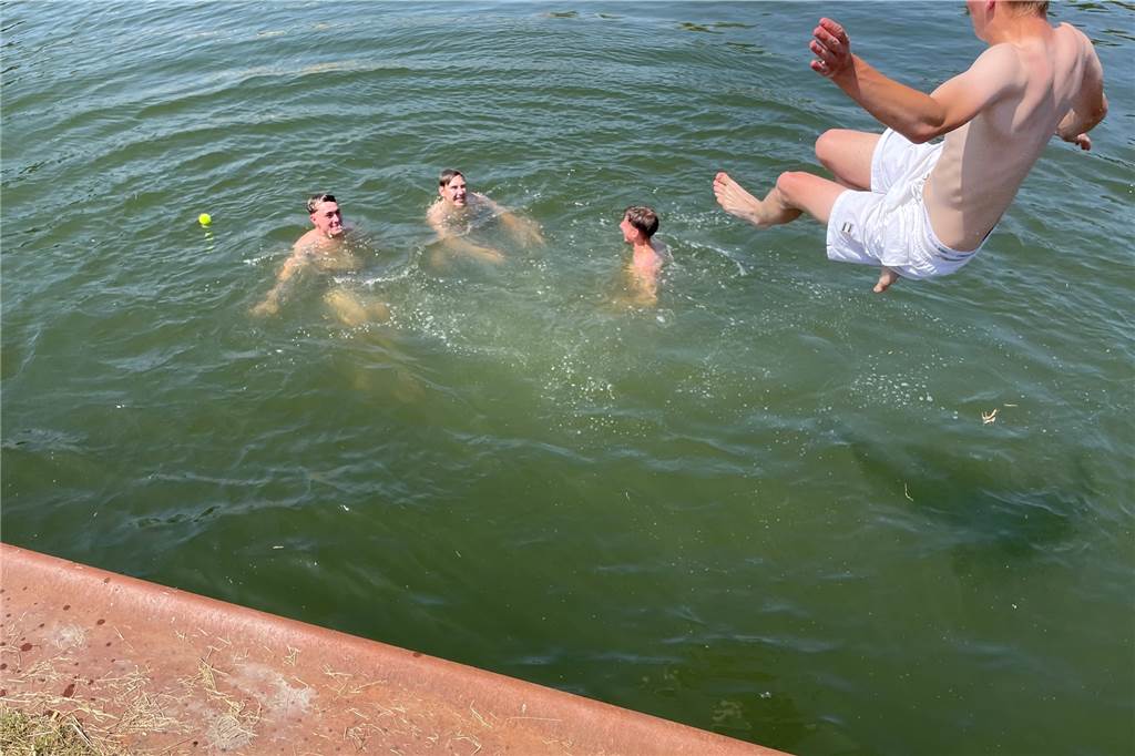 Ist Baden erlaubt im Rhein-Herne-Kanal: „Es ist eine Grauzone“ Jugendlicher springt in den Rhein-Herne-Kanal zu seinen badenden Freunden.