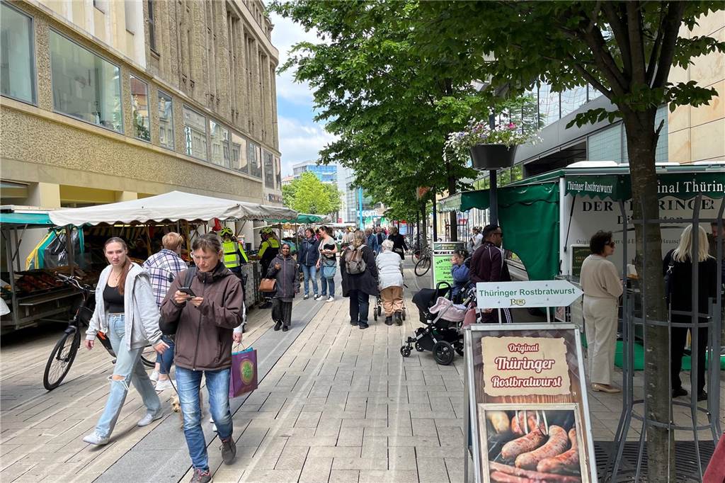 Ärger bei Markthändlern: „Mit den Drogenabhängigen ist es extrem“ Gerade auf der Hansastraße wird es eng beim Wochenmarkt am Freitag. Auch Polizei und Stadt lassen sich hier blicken.