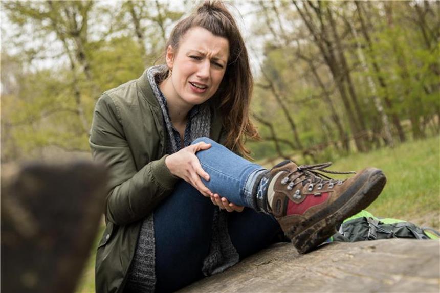 Hauptsache, gut versichert: Erste Hilfe für Urlauber Gerade bei Aktivitäten wie Wandern oder anderen Outdoorsportarten können sich Urlauber schnell verletzen. Zumindest die Krankenversicherungskarte gehört deshalb immer ins Gepäck. Foto: Christin Klose