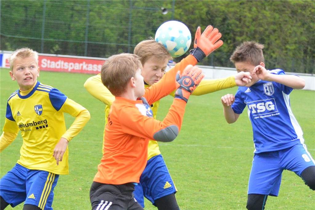 Kein Kopfballtraining für Kinder: Englisches Modell ist in der Region schon fast Alltag Gerade bei den jungen Jahrgängen wird das Thema Kopfball sensibel behandelt. Der DFB gibt vor, damit erst ab 13 Jahren zu beginnen.