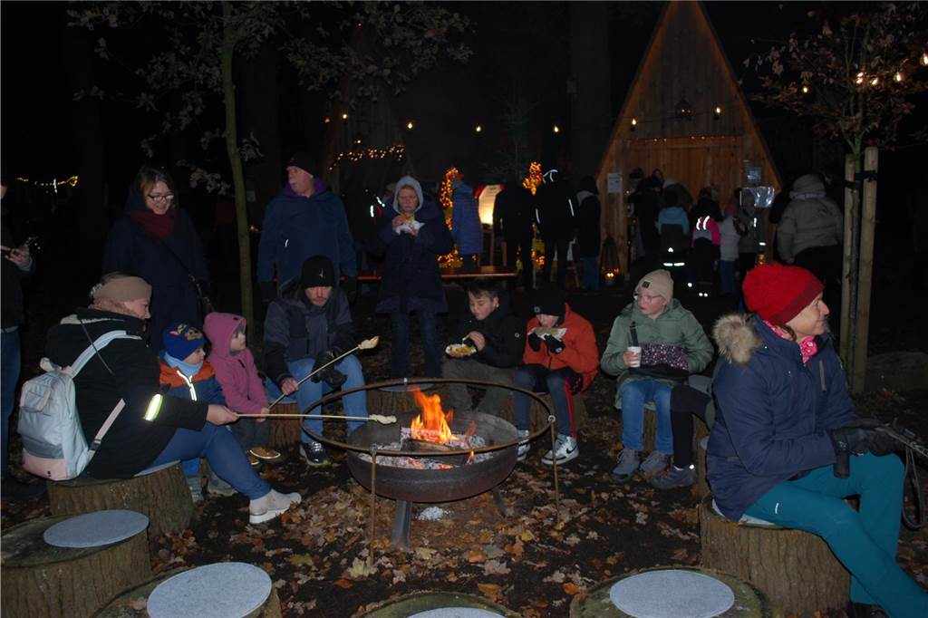 Gerade bei den kleinen Besuchern des Marktes war das Stockbrotessen am Lagerfeuer besonders beliebt.