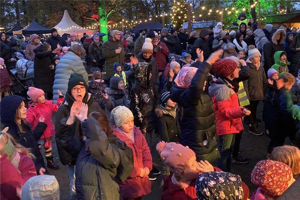 Kinder staunen auf dem Weihnachtsmarkt