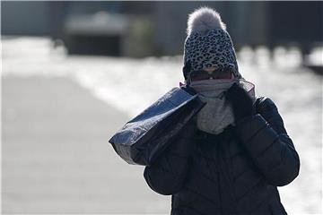 Gerade bei sonnigem Winterwetter sollte eine Sonnenbrille getragen werden. Foto: Oliver Berg