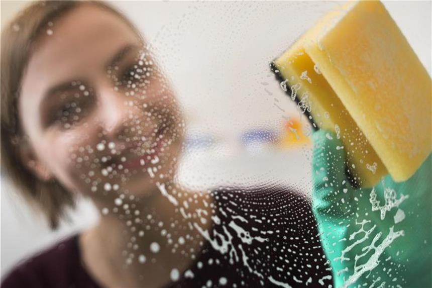 So gelingt der Frühjahrsputz zum Winterende Gerade das Reinigen der Fenster gehört für viele zum typischen Frühjahrsputz. Foto: Franziska Gabbert/dpa-tmn