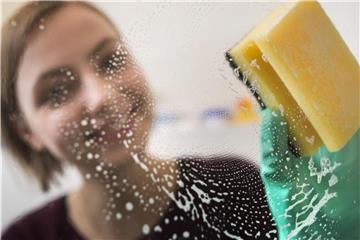 Gerade das Reinigen der Fenster gehört für viele zum typischen Frühjahrsputz. Foto: Franziska Gabbert/dpa-tmn