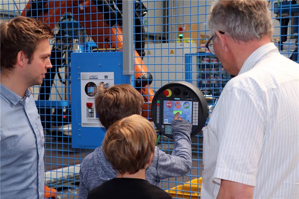 Schon 70 Meldungen für Gewerbetag: Anmeldefenster weiterhin geöffnet zwei Jungs an einem Display