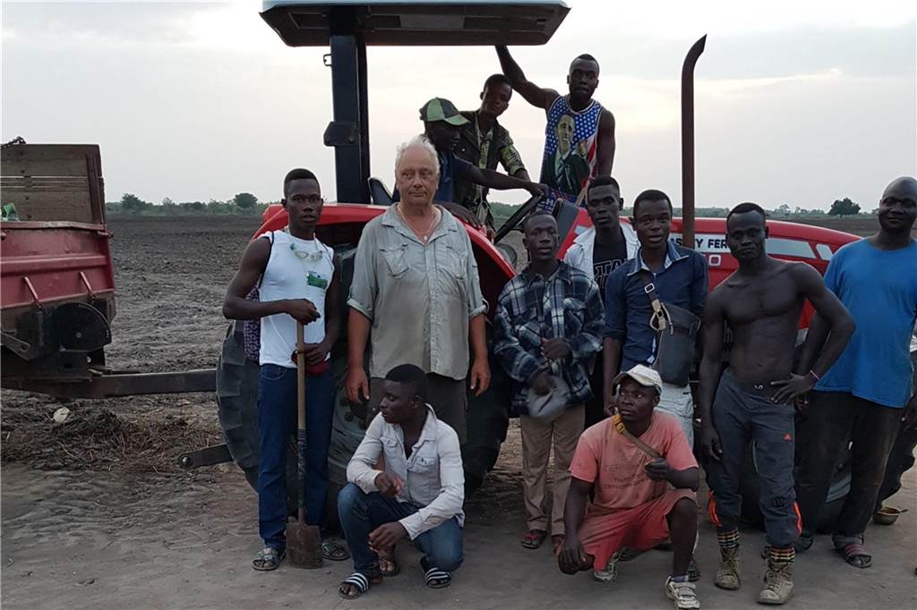 Landmaschinenstation in Togo: Südlohner bringt für Vision viel Geduld auf Gerade die jungen Menschen in Westafrika sind sehr lernwillig. Hermann Schulze Herking will sich vor Ort für die maschinelle Ausstattung und für den erfolgreichen Ackerbau einsetzen.