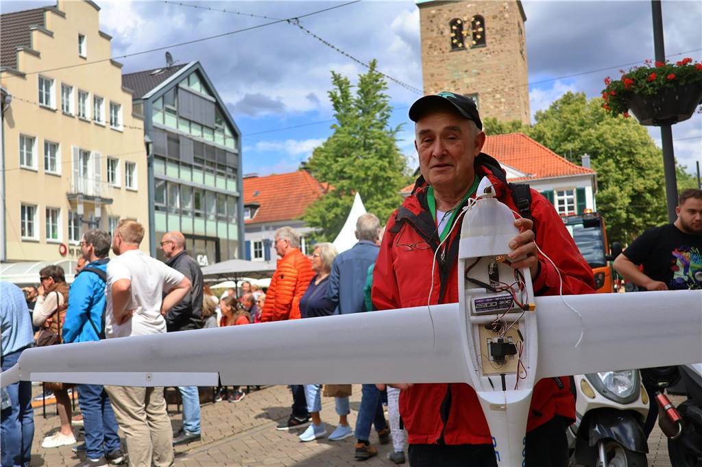Fundsachenversteigerung: Kim schenkt ihrer Oma ein Elektro-Dreirad für 28 Euro Alfred Hofmann zeigt das Modell-Segelflugzeug, das er bei der Fundsachenversteigerung in Dorsten ersteigert hat.