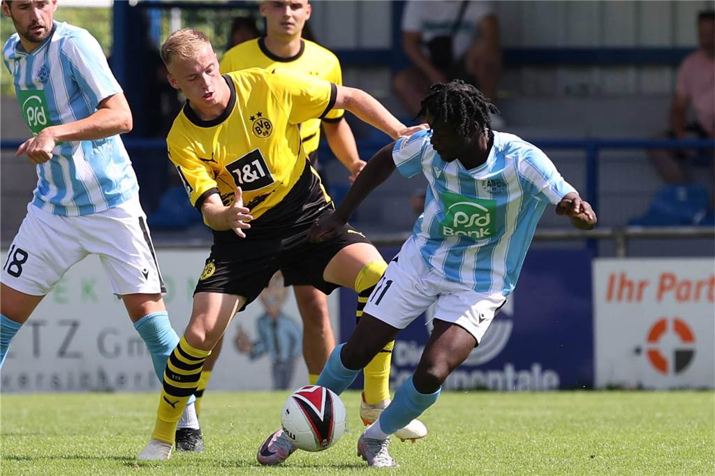 Bittere BVB-Diagnose für U23-Spieler Dennis Lütke-Frie : „Das ist schwer zu verkraften“ Dennis Lütke-Frie führt einen Zweikampf um den Ball.