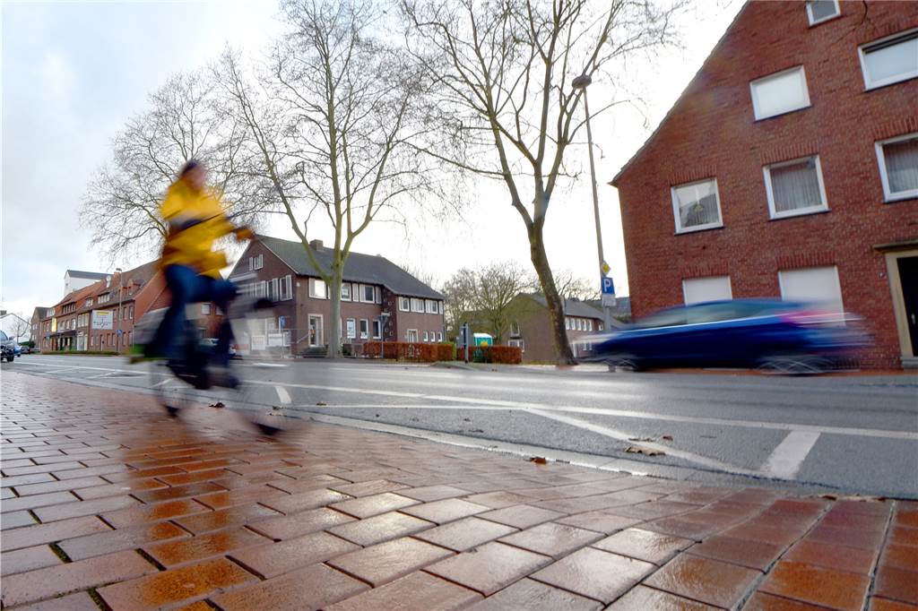 Wettbewerb: 15 Architekten sollen Königstraße sicherer machen Gerade für Radfahrer wird es auf der Königstraße oft bedrohlich eng. Das soll sich bald ändern. Vorläufig aber nur auf dem Papier: Ein Architektenwettbewerb soll die besten Ideen für die zukünftige Gestaltung hervorbringen.