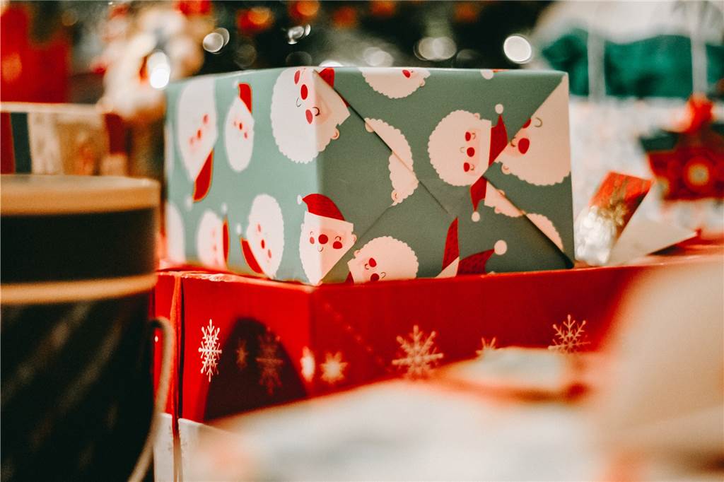 Weihnachten in einer muslimisch-christlichen Familie Geschenke unterm Weihnachtsbaum