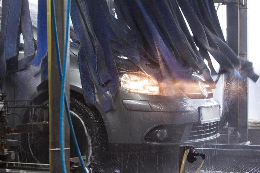Vielfahrer sollten alle zwei Wochen zur Winterwäsche Gerade in der Winterzeit sollte ein Auto häufiger in eine Waschanlage. Foto: Christin Klose