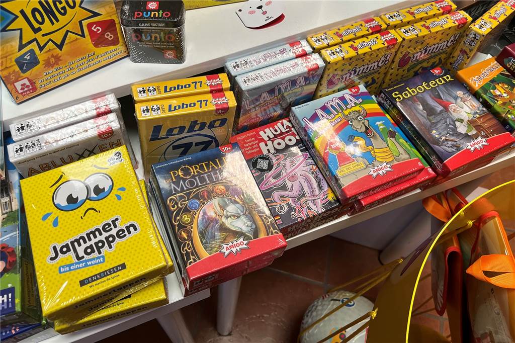 Spiele unterm Weihnachtsbaum: Geheimtipps, Klassiker und günstige Varianten Gerade Kartenspiele mit wenig Spielutensilien sind eine kostengünstige Geschenkvariante.