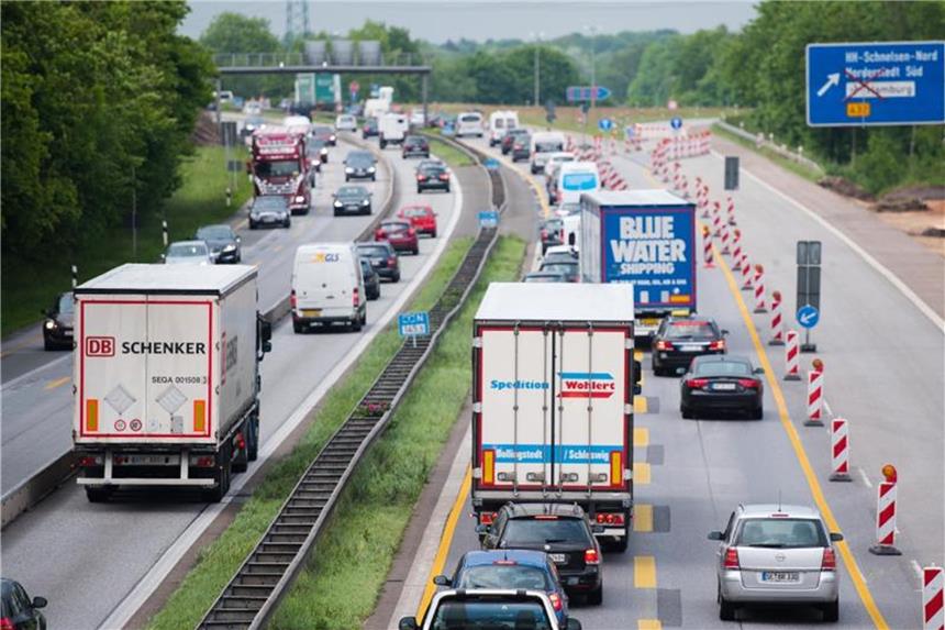 Gerade neue Autos sind für die linke Spur in Baustellen oft zu breit. Foto: Daniel Bockwoldt