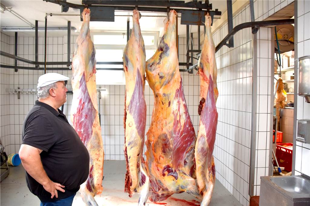 Gerade noch auf der Weide, wenige Stunden später zerlegt im Kühlhaus: In der Metzgerei von Alfred Baumeister in Alstätte werden die Tiere vom Hof Ketteler zerlegt. Den Verkauf übernimmt die Familie aus Ramsdorf dann wieder selbst - in Zehn-Kilo-Paketen.