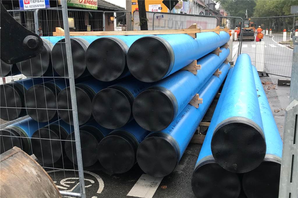 Am Puls der Stadt – Woher kommt das Trinkwasser in Castrop-Rauxel? Gerade stapeln sich diese Rohre noch an der Lange Straße. Bis Ende des Jahres sollen sie in das alte Rohrnetz unter der Erde eingefädelt werden.