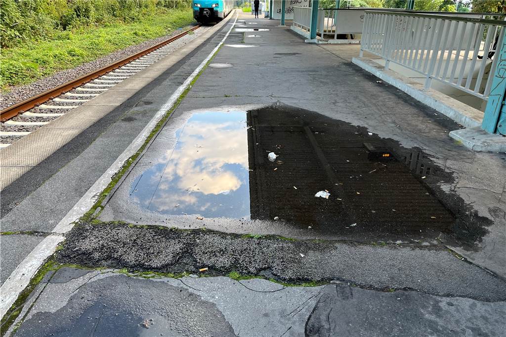 Hauptbahnhof Lünen versifft: „Mit meiner Mutter fahre ich hier nicht mehr“ Pfützen am Lüner Hauptbahnhof.