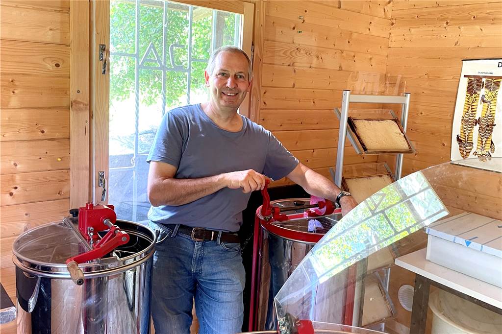 Imker erweitern ihr Bienen-Paradies: Blumenwiese statt Brachgelände Geräte für die Honiggewinnung werden eine neue Mitglieder verliehen.