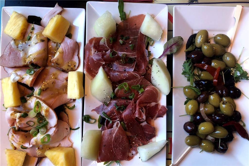 Im Copacabana schmeckt‘s gut – auch wenn es von Ahaus ein ganzes Stück bis Südamerika ist Geräuchertes Hähnchen mit Ananas, Serrano-Schinken mit Melone und eingelegte Oliven (v.l.).