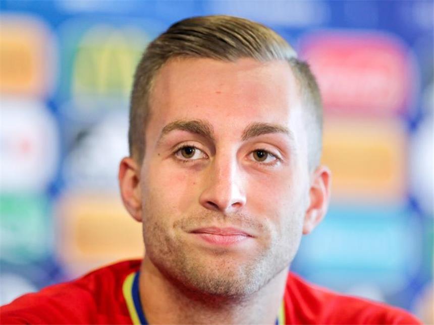 FC Barcelona holt U21-Nationalspieler Deulofeu zurück Gerard Deulofeu sitzt bei einer Pressekonferenz während der U21-EM auf dem Podium. Foto: Jan Woitas