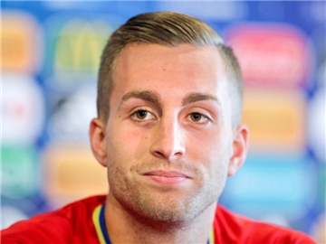 Gerard Deulofeu sitzt bei einer Pressekonferenz während der U21-EM auf dem Podium. Foto: Jan Woitas