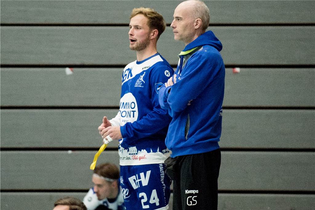 Gerard Siggemann über vier HSC-Jahre, seine Zukunft und eine „Mega-Katastrophe“ Gerard Siggemann (r.) wird sich zukünftig nicht nur mal ein Spiel des HSC Haltern-Sythen anschauen, sondern auch vom VfL Gladbeck, wo nun unter anderem Jan-Bernd Kruth (l.) spielt.