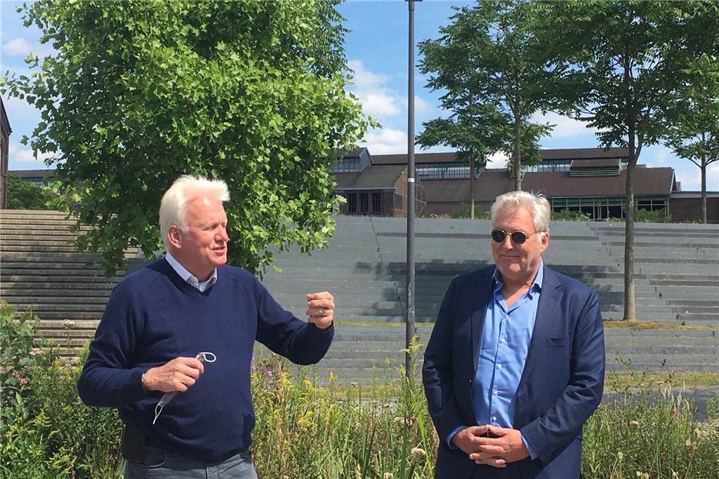 Neue Pläne: Phoenix-Hochöfen als Zentrum für urbane Landwirtschaft Gerben van Straaten (r.), Gründer des Projektentwicklers World of Walas, stellte vor Ort mit Oberbürgermeister Ullrich Sierau die neuesten Pläne für das Phoenix-West-Gelände vor.