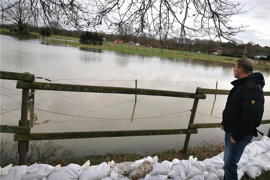 Hochwasser: Gebäude wurden evakuiert - Schaden noch nicht absehbar Gerd Abelt, Pressesprecher der Gemeinde Schermbeck, verschafft sich einen Überblick.
