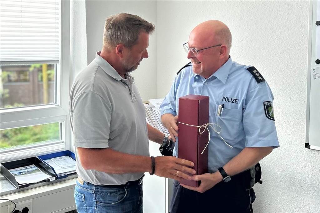 Neuer „Dorfsheriff“ in Schermbeck ist Markus Rademacher Gerd Abelt überreichte Markus Rademacher ein kleines Präsent zum Einstand.