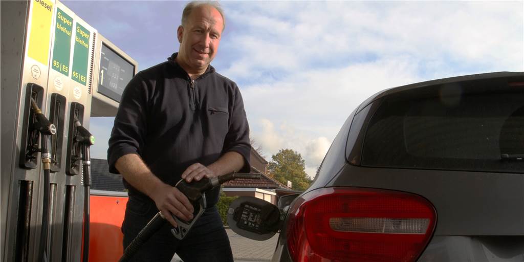 Rabatt an Werner Tankstellen: Großer Andrang für einen „Aprilscherz“? Mann tankt ein Auto voll