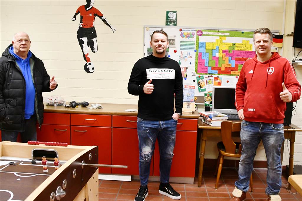 Dortmunder Fußballverein stand erst vor der Auflösung und startet jetzt durch Gerd Martinschledde (v.l.), Skhodran Bajrami und Lukas Lakoma stehen da, wo nach Corona wieder das Leben pulsiert. Im Hintergrund ist das Plakat, auf dem die Hörder ihre Werte und Aktionen aufschrieben.