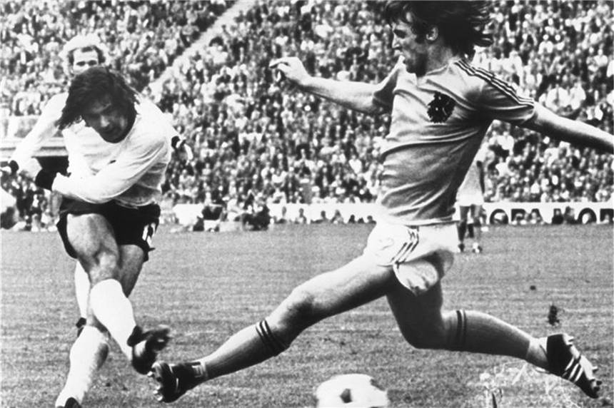Trauer um den „Bomber": Gerd Müller war König des Strafraums Gerd Müller (l) erzielt im WM-Finale 1974 den 2:1-Siegtreffer gegen die Niederlande.
