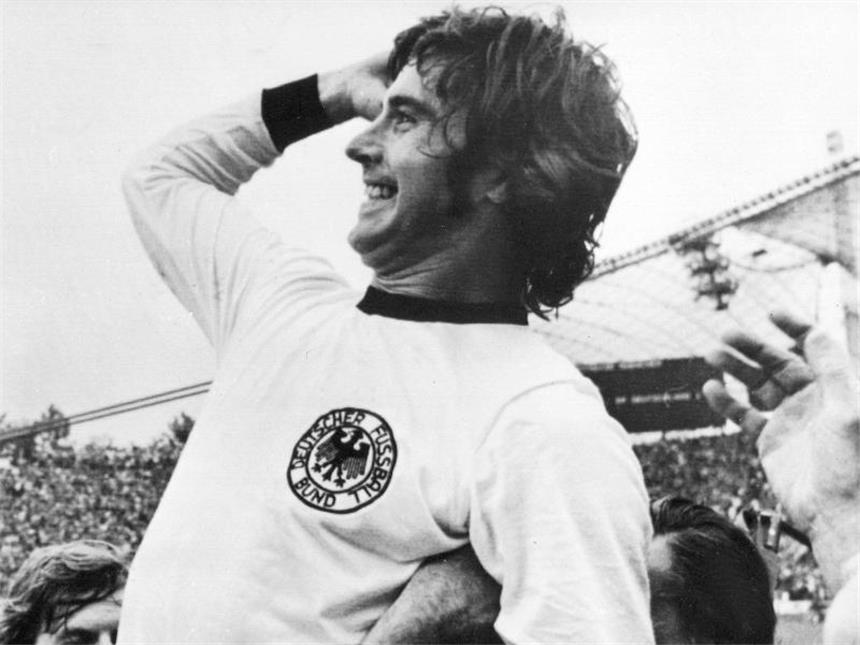 Gerd Müller in ausgewählten Zahlen Gerd Müller, Torschütze zum 2:1-Siegtreffer, jubelt nach dem Finale Deutschland gegen Niederlande bei der WM 1974 im Olympiastadion in München. Foto: dpa