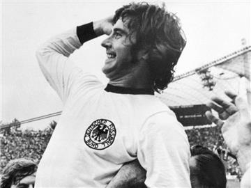 Gerd Müller, Torschütze zum 2:1-Siegtreffer, jubelt nach dem Finale Deutschland gegen Niederlande bei der WM 1974 im Olympiastadion in München. Foto: dpa