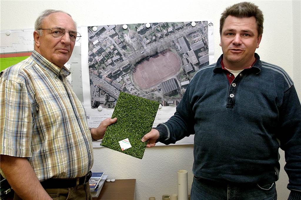 Das passiert derzeit auf der Baustelle beim SV Südkirchen Gerd Sachse (l.) und sein Sohn Kai-Uwe leiten die Baufirma in Witten, die die Platzanlage in Südkirchen in einen modernen Kunststoffplatz verwandelt.