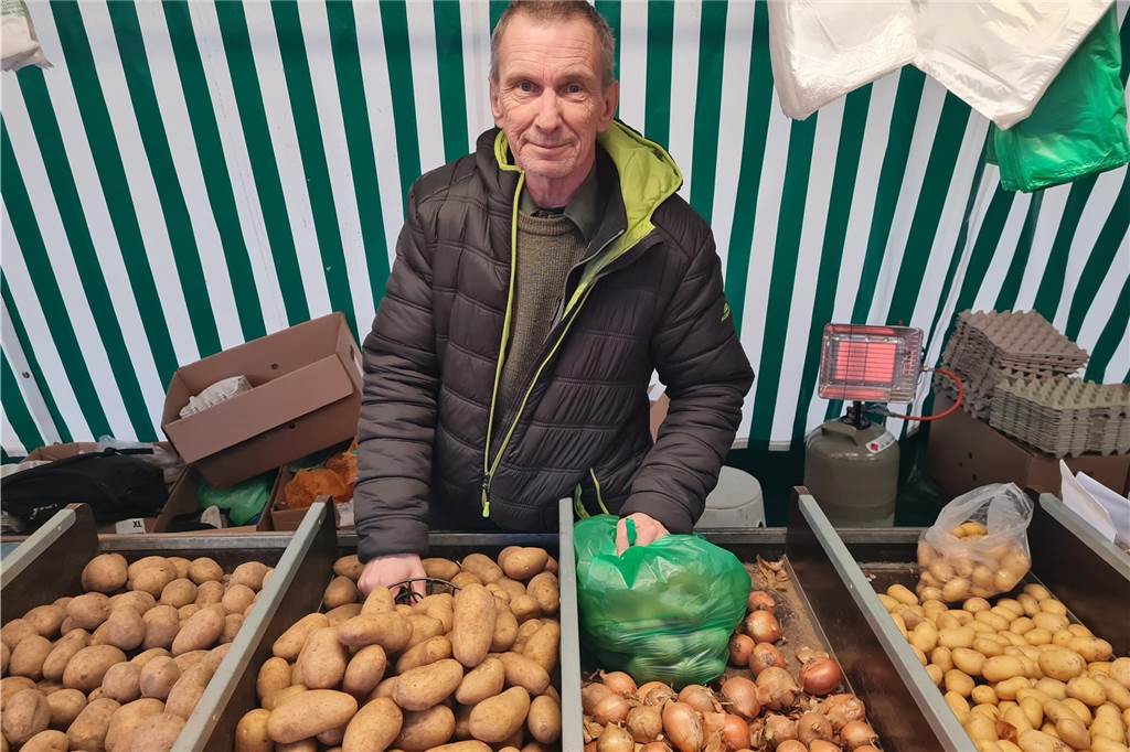 Umsatzeinbußen auf Markt: Weniger Laufkundschaft auf Kärntner Platz Gerd Sonder verkauft Kartoffeln auf dem Wochenmarkt in Haltern.