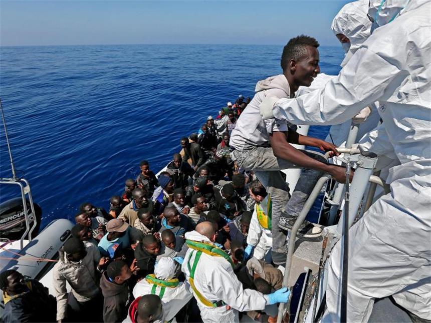 Wenn Grenzschützer an Grenzen stoßen Gerettet: Auf dem Mittelmeer vor Italien besteigen Migranten ein Schiff der Guardia di Finanza. Foto: Alessandro Di Meo/Archiv