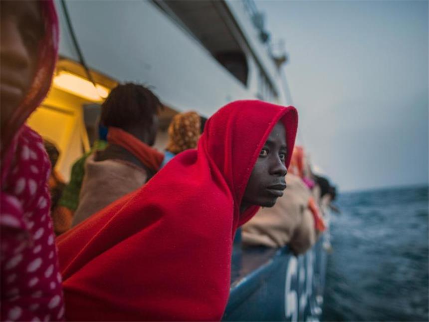 Wenn Grenzschützer an Grenzen stoßen Gerettete afrikanische Migranten schauen von einem Rettungsschiff der spanischen Hilfsorganisation Proactiva Open Arms auf das Mittelmeer. Foto: MINDS Global Spotlight/Santi Palacios/Archiv