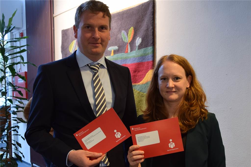 Vereine in Castrop-Rauxel freuen sich über große Spende für neue Projekte Gerhard Glock (l.) von der Palliativstation des Evangelischen Krankenhaus Castrop-Rauxel und Constanze Brenner aus der Sozialabteilung der Evangelischen Krankenhausgemeinde C-R/Herne planen Umbauten und die Unterstützung bedürftiger Patienten.