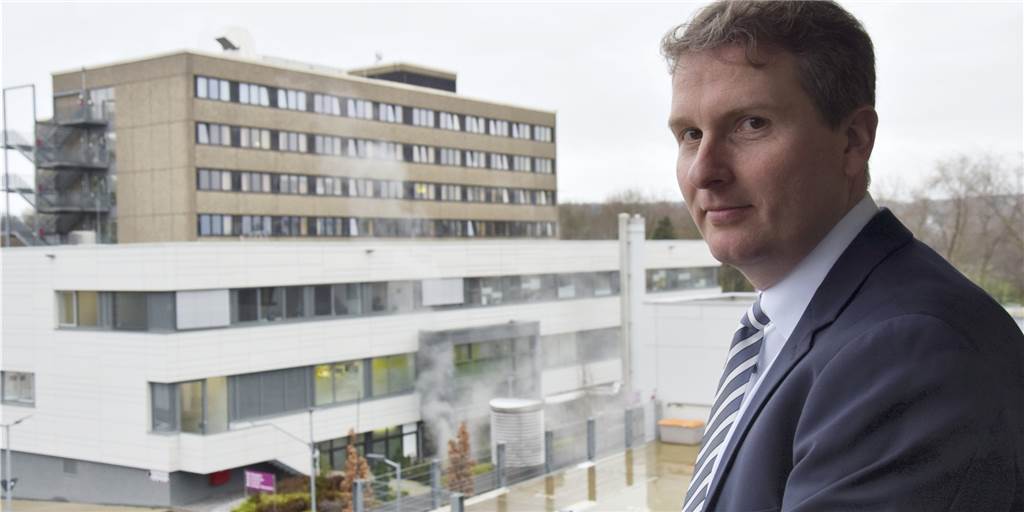 Zwei Feuerwehreinsätze am EvK in Castrop-Rauxel – an einem Tag: Was ist da los? Gerhard Glock, Verwaltungsdirektor des EvK, klärt über die mehrfachen Feuerwehreinsätze im Krankenhaus auf.
