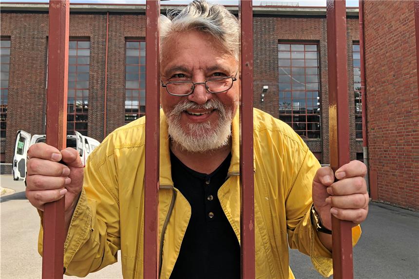 Gerhard Hendler am Tor der Kokerei Hansa. Der Huckarder führt Besucher durch die Anlage.