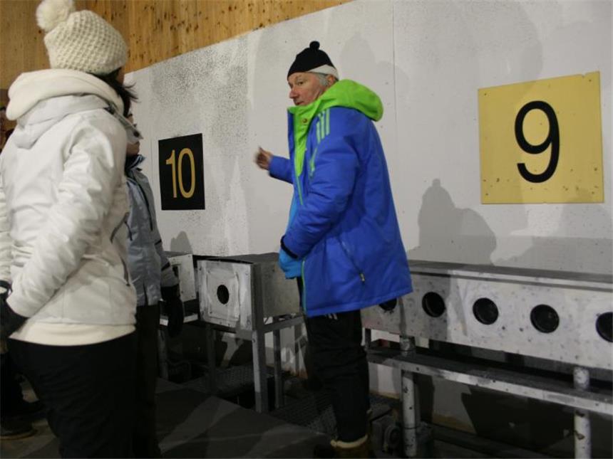 Wintersport im Thüringer Wald genießen Gerhard Köhler ist ehemaliger Wettkampfleiter des Oberhofer Biathlon-Weltcups. Er weist die Neulinge beim Biathlon-Schießen ein. Foto: Nicole Jankowski
