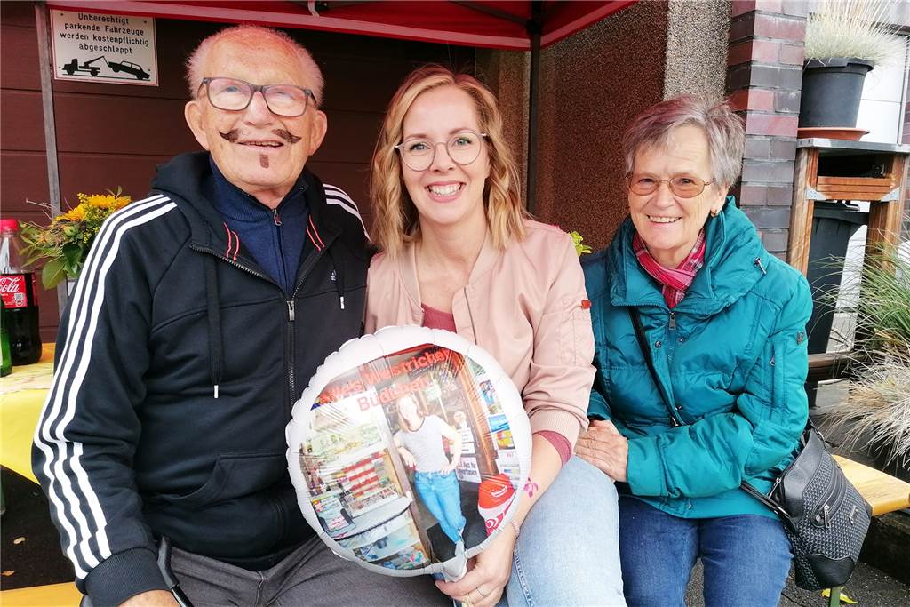 Stabwechsel in Dortmunder Kult-Kiosk: Bratwurst und Wehmut unter dem Pavillon Gerhard Kurbjuhn, Sibylle Kohlmann und Rita Graf sitzen auf einer Bank unter einem Pavillon.