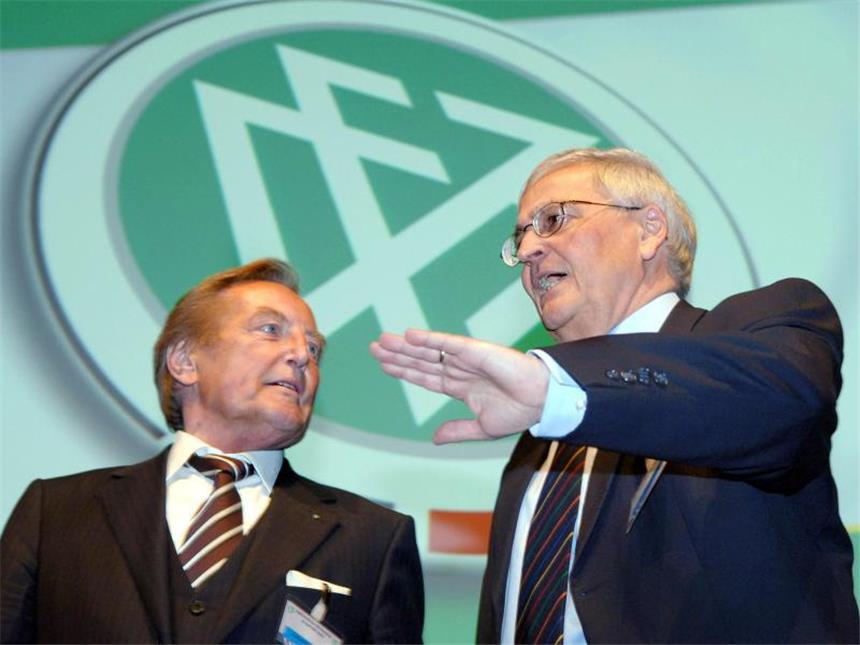 Reaktionen zum Tod von Gerhard Mayer Vorfelder Gerhard Mayer-Vorfelder (l) und Theo Zwanziger im April 2004. Foto: Arne Dedert